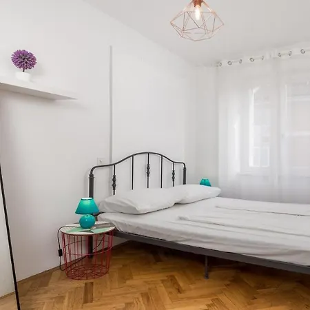 Main Square - Lloyd Apartment
