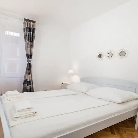 Main Square - Lloyd Apartment *