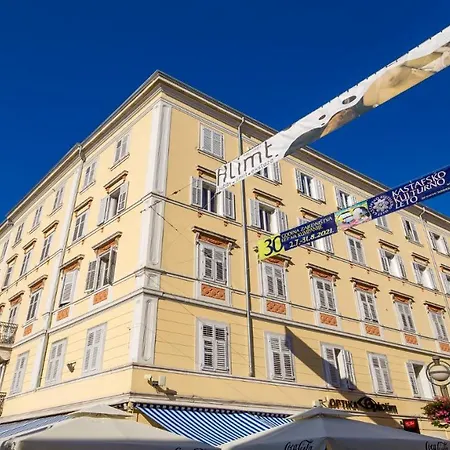 Main Square - Lloyd *