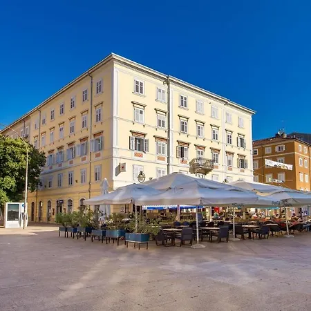 Main Square - Lloyd Apartment *