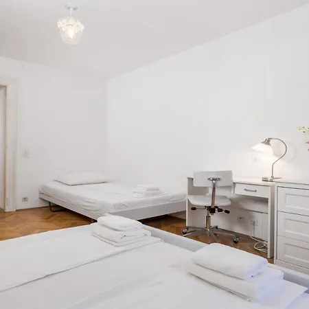 Apartment Main Square - Lloyd *