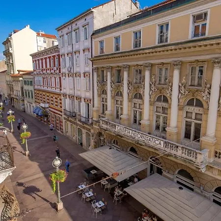 Main Square - Lloyd *