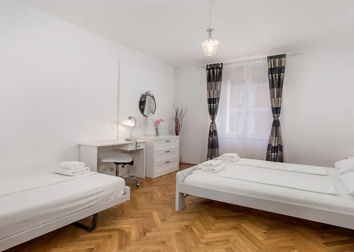 Main Square - Lloyd רייקה