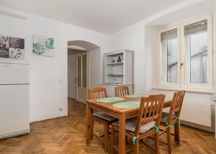 Main Square - Lloyd * רייקה