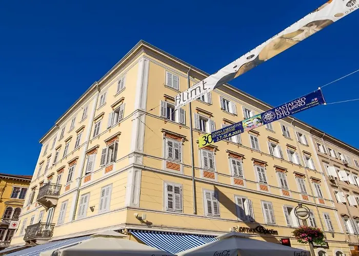 Main Square - Lloyd *