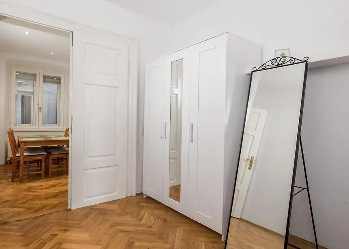 Main Square - Lloyd * רייקה