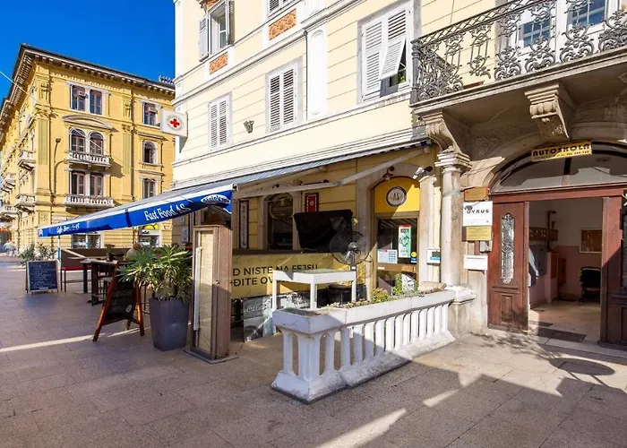 Main Square - Lloyd *