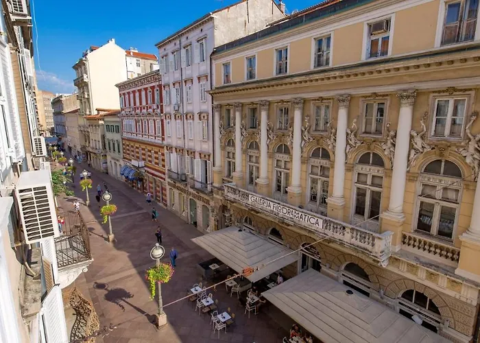 Main Square - Lloyd *