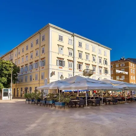 Main Square - Lloyd Lägenhet *