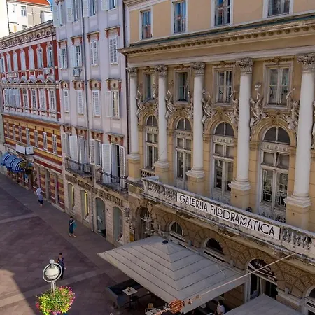 Main Square - Lloyd *