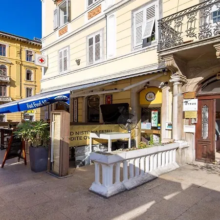 Main Square - Lloyd *