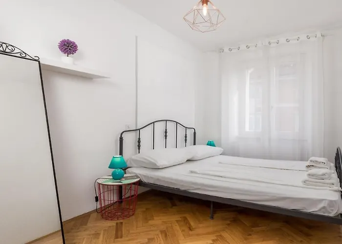 Main Square - Lloyd Apartment