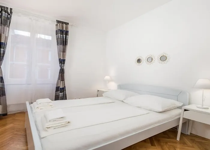 Main Square - Lloyd Apartment *