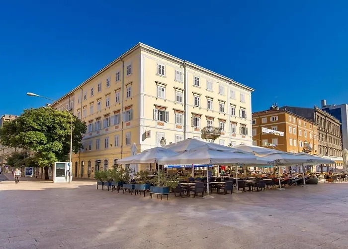 Main Square - Lloyd Apartment *