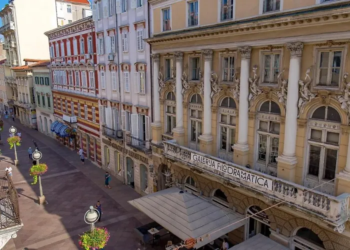 Main Square - Lloyd *